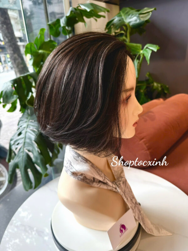 Top 10 mẫu tóc giả nữ nguyên đầu đẹp đến mê mẩn quên cả lối về năm 2025 21 Top 10 mẫu tóc giả nữ nguyên đầu đẹp đến mê mẩn quên cả lối về năm 2025