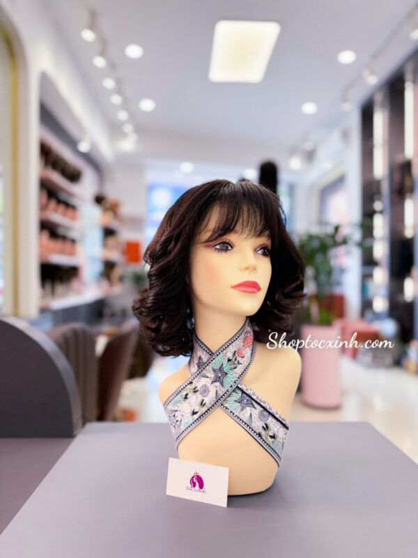 Top 10 mẫu tóc giả nữ nguyên đầu đẹp đến mê mẩn quên cả lối về năm 2025 3 Top 10 mẫu tóc giả nữ nguyên đầu đẹp đến mê mẩn quên cả lối về năm 2025