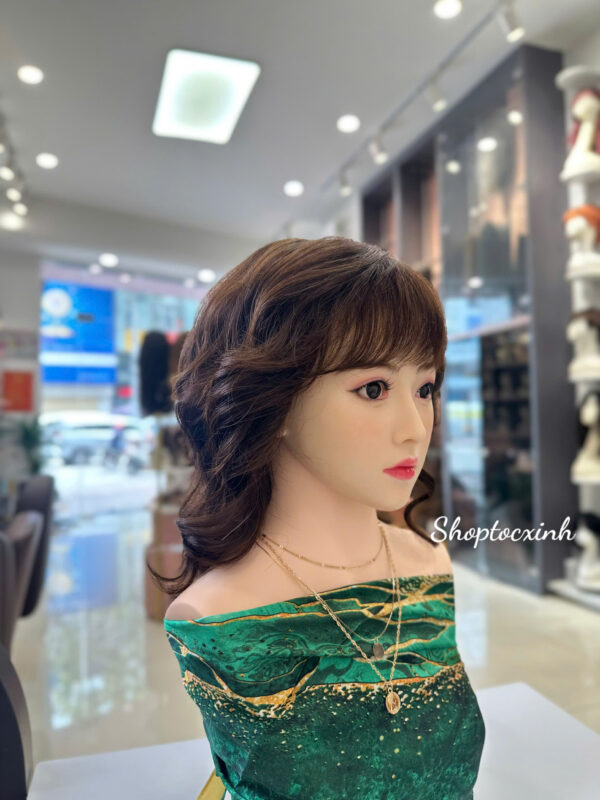 Top 10 mẫu tóc giả nữ nguyên đầu đẹp đến mê mẩn quên cả lối về năm 2025 7 Top 10 mẫu tóc giả nữ nguyên đầu đẹp đến mê mẩn quên cả lối về năm 2025