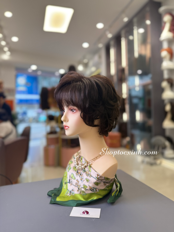 có nên mua tóc giả bằng tóc thật